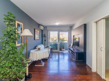 Apartamento · 97m² · 2 Quartos · 1 Vaga · Reformado e semi mobiliado com 99m privativos, 2 quartos e 1 vaga no bairro Petrópolis