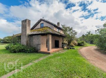 https:__pui.loft.com.br_listings_702fd505-fce7-4e14-9e97-fe68d22454ad_photos_16bfc132?preset=desktop · Casa à venda em Lami com 586 m², 4 quartos, 3 vagas