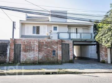 https:__pui.loft.com.br_listings_9631a25a-71be-4178-a1af-985d3f964dcc_photos_b0e47e31?preset=desktop · Casa à venda em Nonoai com 500 m², 6 quartos, 2 suítes, 6 vagas