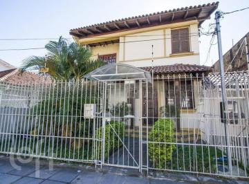 https:__pui.loft.com.br_listings_537c6182-fe82-458c-9f81-969fe941cd7d_photos_f5880dd0?preset=desktop · Casa à venda em Menino Deus com 330 m², 4 quartos, 1 suíte, 6 vagas