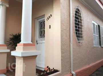 https:__pui.loft.com.br_listings_812bb388-6973-4205-a53b-644f91d8717e_photos_0ed7d533?preset=desktop · Casa à venda em Partenon com 240 m², 3 quartos, 2 suítes, 3 vagas
