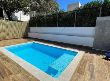 Casa · 200m² · 4 Quartos · 2 Vagas · Residência Contemporânea com 4 Quartos, 2 Suítes e Piscina em Lote de 525m² em Condomínio de Luxo