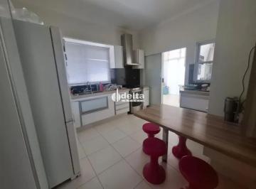 Casa · 360m² · 3 Quartos · 2 Vagas · Casa residencial com 3 quartos disponível para venda no bairro Santa Mônica em Uberlândia-MG.
