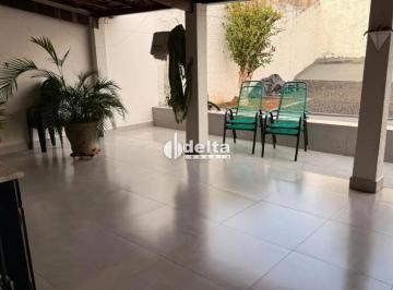 Casa · 300m² · 3 Quartos · 3 Vagas · Casa residencial com 3 quartos disponível para venda no bairro Segismundo Pereira em Uberlândia-MG.