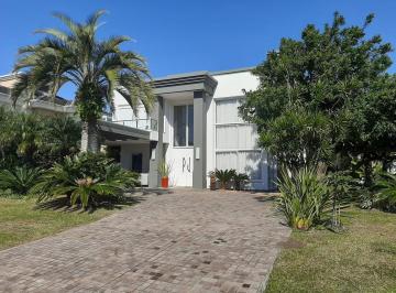Casa · 390m² · 5 Quartos · 2 Vagas · Casa no Condomínio Bosques de Atlântida a venda ou locação por temporada.