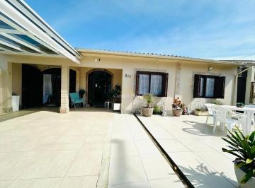Casa · 300m² · 4 Quartos · Casa com piscina à 50 metros do mar em Atlântida Sul