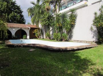 Casa · 400m² · 4 Quartos · 3 Vagas · Casa central, com piscina, 2 salas, 5 dormitórios