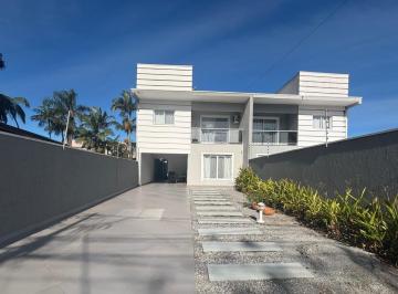 Casa · 151m² · 3 Quartos · 3 Vagas · Seu Sobrado de Alto Padrão a 600m do Mar em Caiobá!