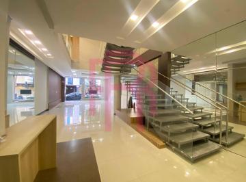 Comercial · 300m² · Sala comercial com mezanino para locação no centro de Balneário Camboriú.