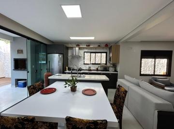 Casa · 162m² · 3 Quartos · 2 Vagas · CASA EM ALTO PADRÃO COM 3 DORMITÓRIOS SENDO 1 SUÍTE NO PEDRA BRANCA EM PALHOÇA | À VENDA POR R$ 1.45