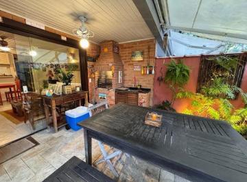 3ed94e4b34042f4e389e6ef8cd9b1f687cb8e505 · Apartamento para Locação de Temporada – 3 Suítes, Varanda com Churrasqueira, Quintal Privativo e Aco