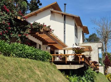 Casa de 3 quartos, Petrópolis · TEMPORADA | ITAIPAVA: Belissima casa em condomínio com 3 suítes, piscina e área gourmet e linda vist