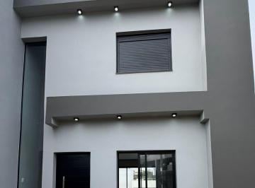 Casa · 120m² · 2 Quartos · 2 Vagas · sobrado 2 Dormitórios sendo 2 Suites - Bairro Mario Quintana