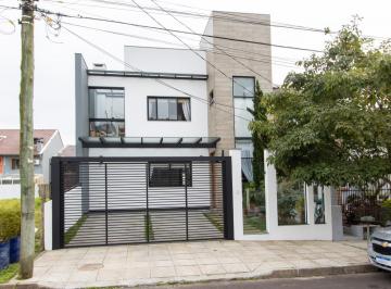 Casa · 179m² · 4 Quartos · 2 Vagas · Excelente casa de alvenaria, 4 dormitórios, 2 suítes e 2 vagas de garagem.
