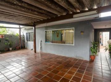 Casa · 200m² · 3 Quartos · 3 Vagas · Ampla Casa com Suítes, Banheira e Excelente Localização