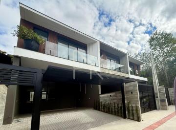 Casa · 162m² · 3 Quartos · 2 Vagas · Sobrado à venda com 3 quartos, suíte master, 4 vagas e deck – Anita Garibaldi - Joinville