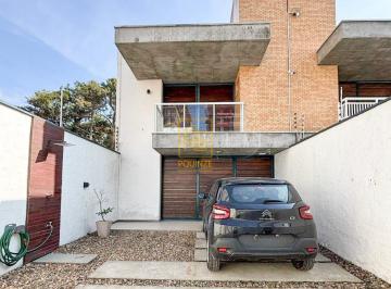 Casa · 145m² · 3 Quartos · 2 Vagas · Charmoso sobrado semi mobiliado a 250 metros do mar
