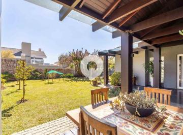 FOIM 0105 · CASA À VENDA, 4 SUÍTES, CONDOMÍNIO FECHADO, TODA REFORMADA, PARA ENTRAR E MORAR