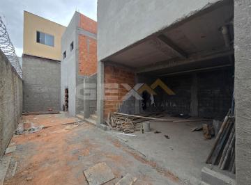 Casa · 82m² · 3 Quartos · 2 Vagas · Casa à venda no bairro Santa Rosa, 3 quartos, 1 suíte com closet e 2 vagas.