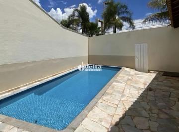 Casa · 270m² · 4 Quartos · 4 Vagas · Casa residencial com 4 quartos sendo 2 suítes disponível para locação no bairro Jardim Karaíba em Ub