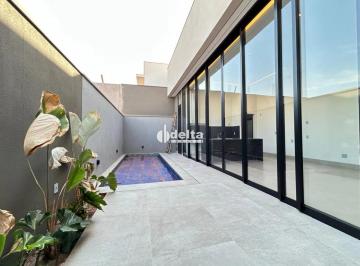 Casa · 360m² · 3 Quartos · 2 Vagas · Casa em condomínio com 3 quartos, sendo suítes, disponível para venda no bairro Laranjeiras em Uberl