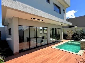 Casa · 230m² · 4 Quartos · 2 Vagas · Sobrado de 3 suítes em Condomínio Terras Alphaville 2