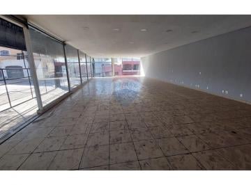 Comercial · 750m² · 3 Vagas · "Espaço Comercial Moderno em Vila Santana: 750 m²"