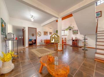 cc80ab1f9dd052948189313a5c0979d36eed7bb8 · Casa estilo chalé no Parque Arco Íris