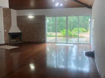 Casa · 2000m² · 3 Quartos · 6 Vagas · Excelente Casa Térrea com 3 Suítes em Condomínio Fechado – Venda ou Locação