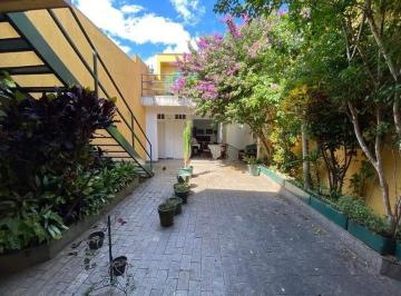 Casa · 236m² · 4 Quartos · 2 Vagas · Excelente Sobrado com 236 m² de área útil com cômodos bem iluminados e arejados. Sala ampla para 3 a