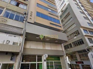 899086c0a9a775f63db4a8c5fa9b71bd82a7ffed · Prédio Comercial no Centro de Florianópolis.