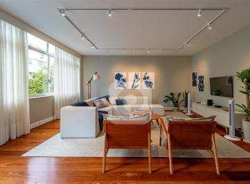 Apartamento · 285m² · 5 Quartos · 2 Vagas · Maravilhoso apto reformado e poucos passos da praia!