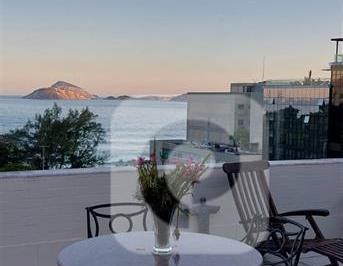 Apartamento · 360m² · 4 Quartos · 1 Vaga · Cobertura Duplex no Arpoador – Vista Mar Deslumbrante e Eterna