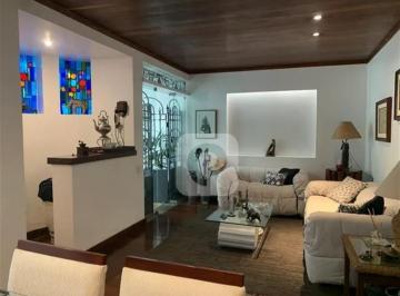 Casa · 302m² · 4 Quartos · 2 Vagas · Casa na Urca com 302 metros com 4 quartos e piscina.