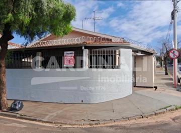 Casa · 372m² · 3 Quartos · 4 Vagas · Casa de esquina com ótima localização, com terreno grande e área de lazer.