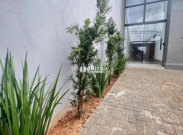 Casa · 150m² · 2 Quartos · 2 Vagas · Casa residencial com 2 quartos disponível para venda no bairro Shopping Park em Uberlândia-MG.