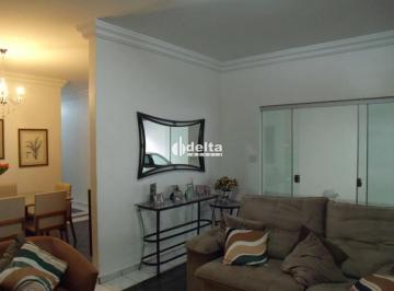 Casa · 250m² · 3 Quartos · 3 Vagas · Casa residencial com 3 quartos disponível para venda no bairro Jardim Patrícia em Uberlândia-MG.