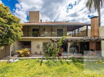 ae93c06d8aa781ed5a39616054fddd1b60fd0b7e · Casa com quintal grande no Pilarzinho