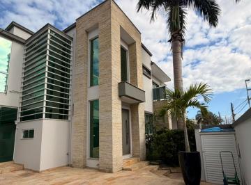Casa · 240m² · 2 Quartos · 2 Vagas · Casa
