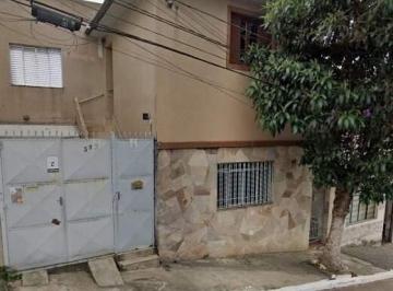 Terreno · 132m² · Terreno com 3 casas. Ótimo para renda!