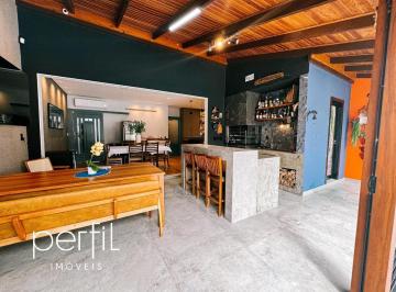 Foto 05 · Casa de 158m² com 1 suíte + 2 quartos no Bom Retiro, Joinville-SC: piscina, churrasqueira e área de 