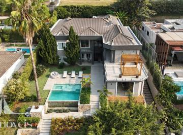Casa · 780m² · 5 Quartos · 6 Vagas · MARAVILHOSA CASA COM 5 SUÍTES, MOBILIADA E DECORADA