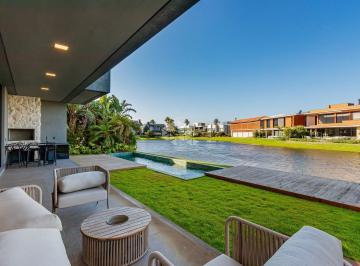 Casa · 450m² · 5 Quartos · 2 Vagas · Casa com 05 suítes, mobiliada e decorada no condomínio Sense.