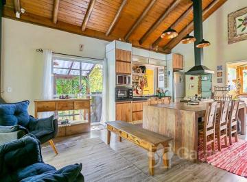 Casa · 220m² · 4 Quartos · 3 Vagas · Casa estilo rústico, com vista para a Lagoa Da Conceição