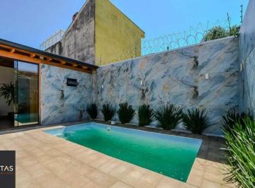 Casa · 243m² · 2 Quartos · 4 Vagas · Casa semi mobiliada com churrasqueira e piscina no bairro Ecoville