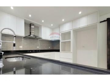 Casa · 253m² · 3 Quartos · 4 Vagas · Sobrado com 3 quartos, sendo 3 suítes, 4 vagas de garagem, com 253m² no Bairro Nova Petrópolis-SBC