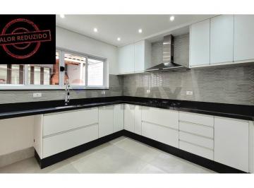 Casa · 253m² · 3 Quartos · 4 Vagas · Sobrado com 3 quartos, sendo 3 suítes, 4 vagas de garagem, com 253m² no Bairro Nova Petrópolis-SBC