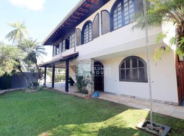 Casa · 590m² · 6 Quartos · 6 Vagas · Ampla casa com piscina em condomínio fechado!
