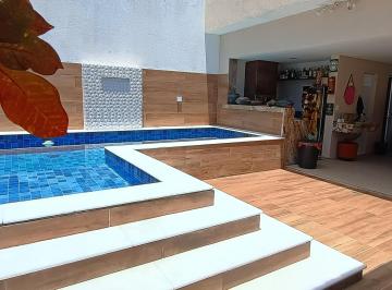 Casa de 4 quartos, Camaçari · Linda casa duplex, 4/4, energia solar, piscina, espaço gourmet, segurança 24h.