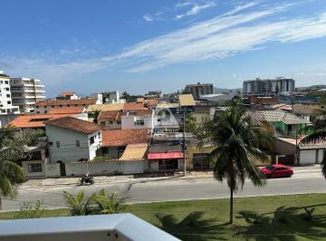 01 · Apartamento 2 Quartos (1 Suíte) com 2 Vagas e Varanda em Braga – Cabo Frio